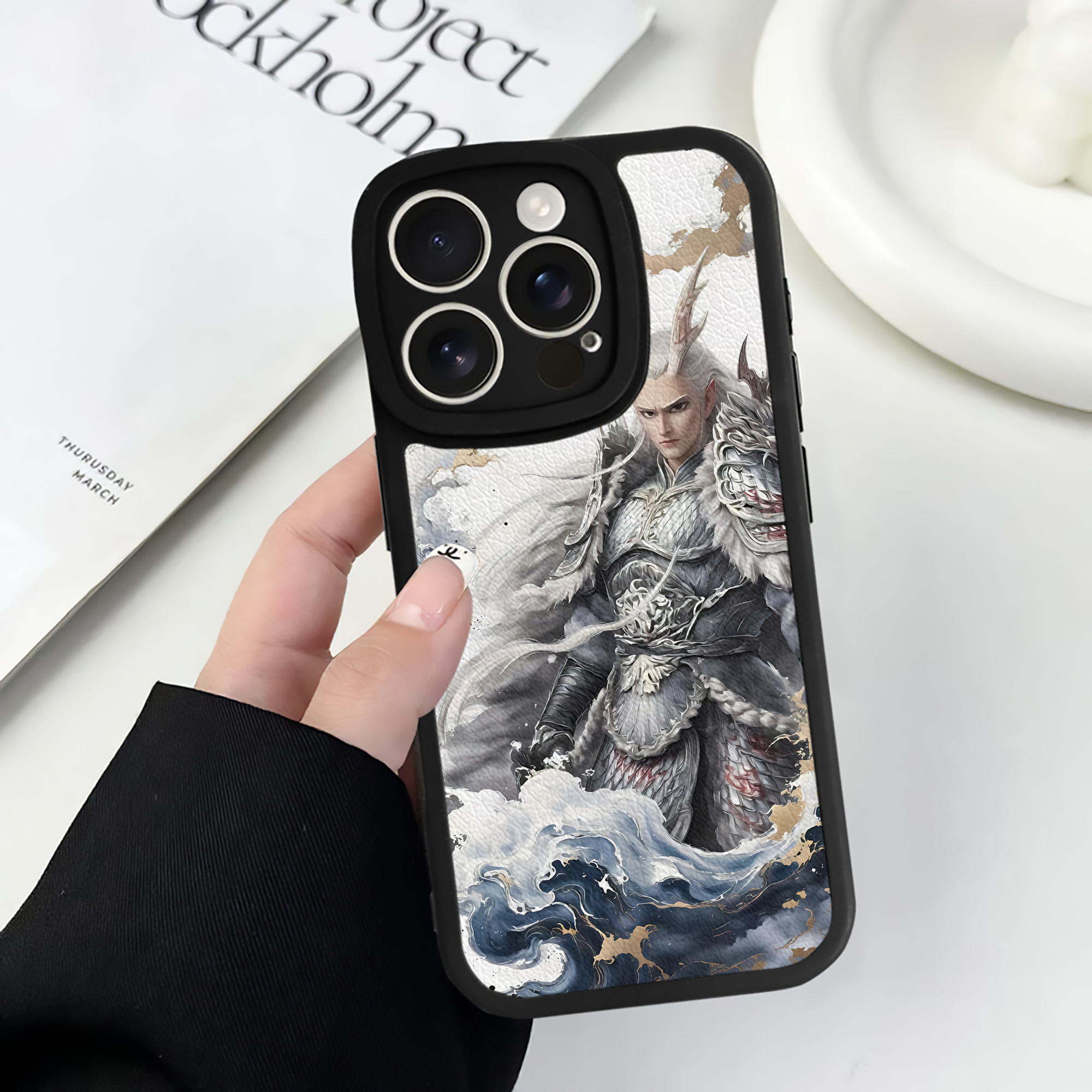（画像用） Ne Zha 2 ナタ 魔童の大暴れ 【iPhone 16シリーズ対応】シリコンスマホケース（レザー調） 材質：シリコン